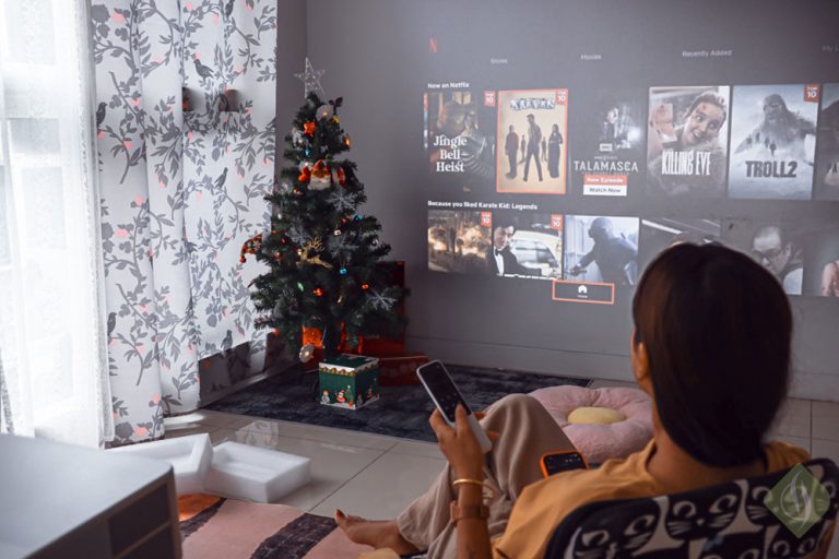 LUMOS DAYSTAR Review: The Projector That Finally Makes Daylight Screening Possible